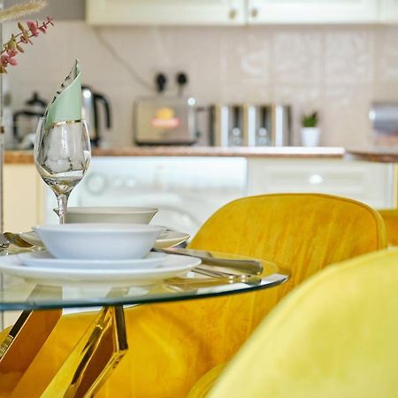 Stylish 2 Bedroom In Clifton - Garden บริสตอล ภายนอก รูปภาพ